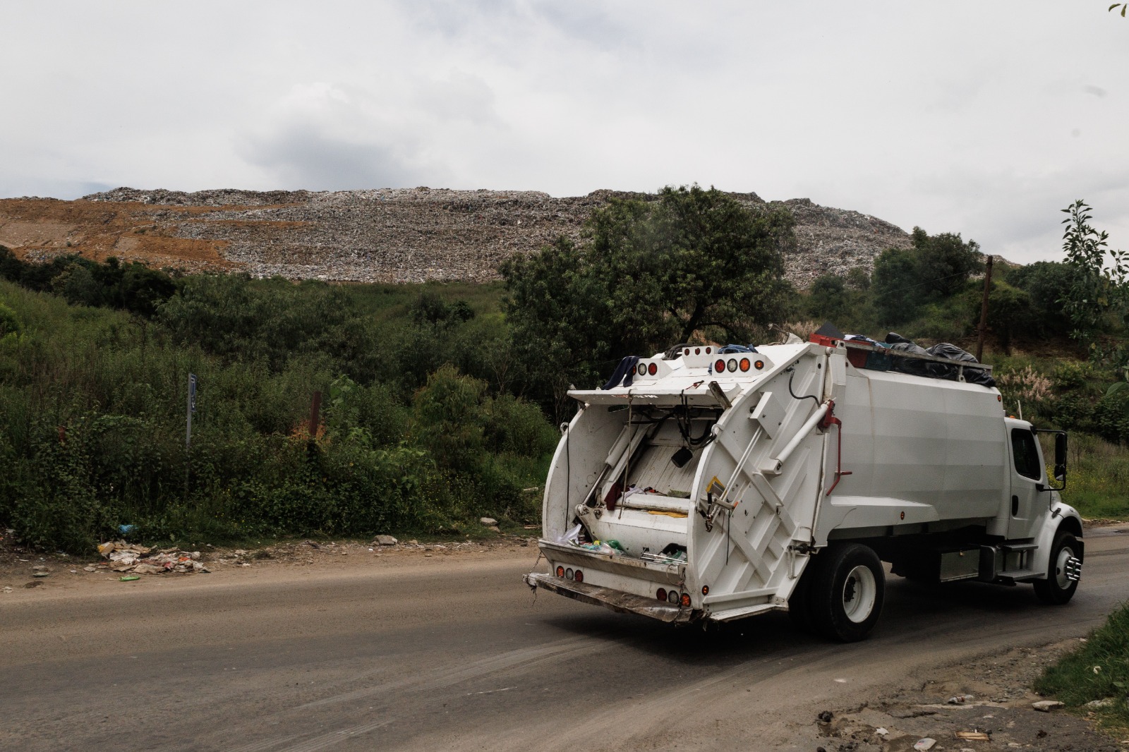 Los camiones llevan la basura al basurero de Naucalpan. Foto Yaretzi Osnaya