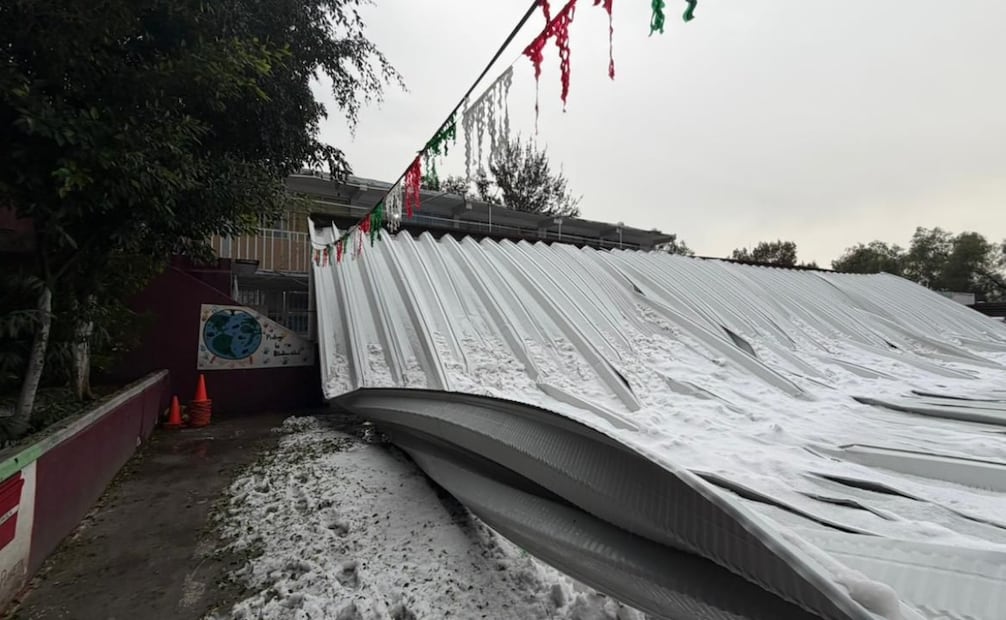 El peso del granizo provocó el desplome total de la techumbre en la primaria “Luis G. Urbina”. Foto Especial
