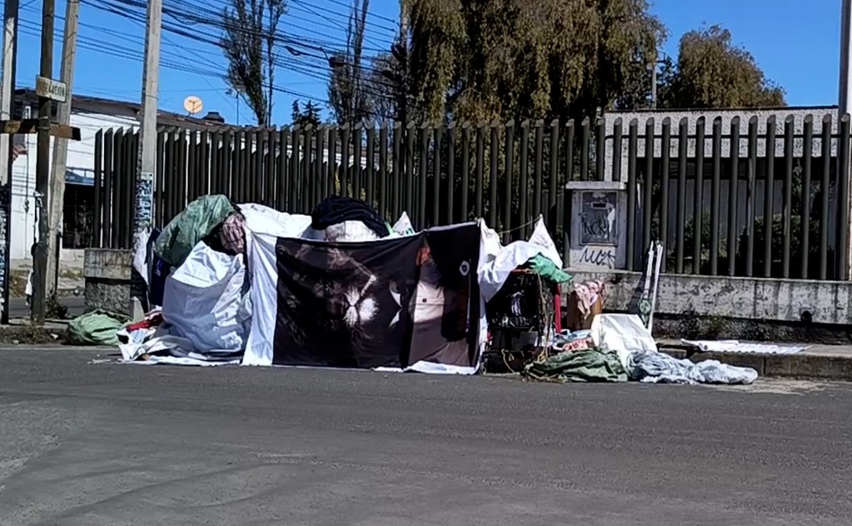 Cuarto improvisado en la esquina de Manuel Martínez con Vicente Lombardo Toledano, un refugio para alguien que busca protegerse de las inclemencias del clima en medio del abandono de las autoridades / Foto: Roberto Guerrero