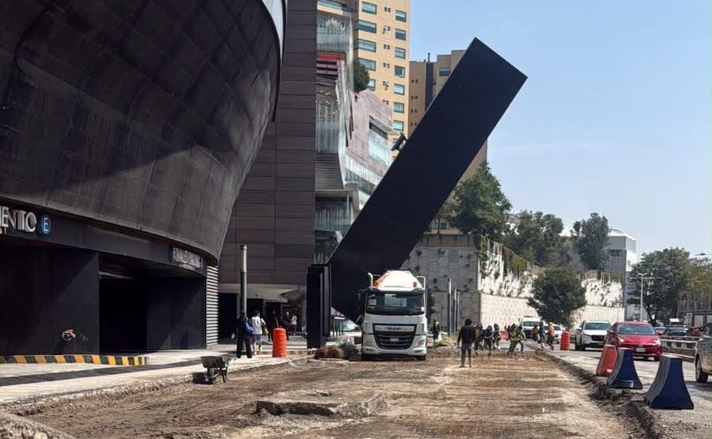 Una estructura pesada de Paseo Interlomas cayó sobre una camioneta en la que viajaba una mujer. Foto especial