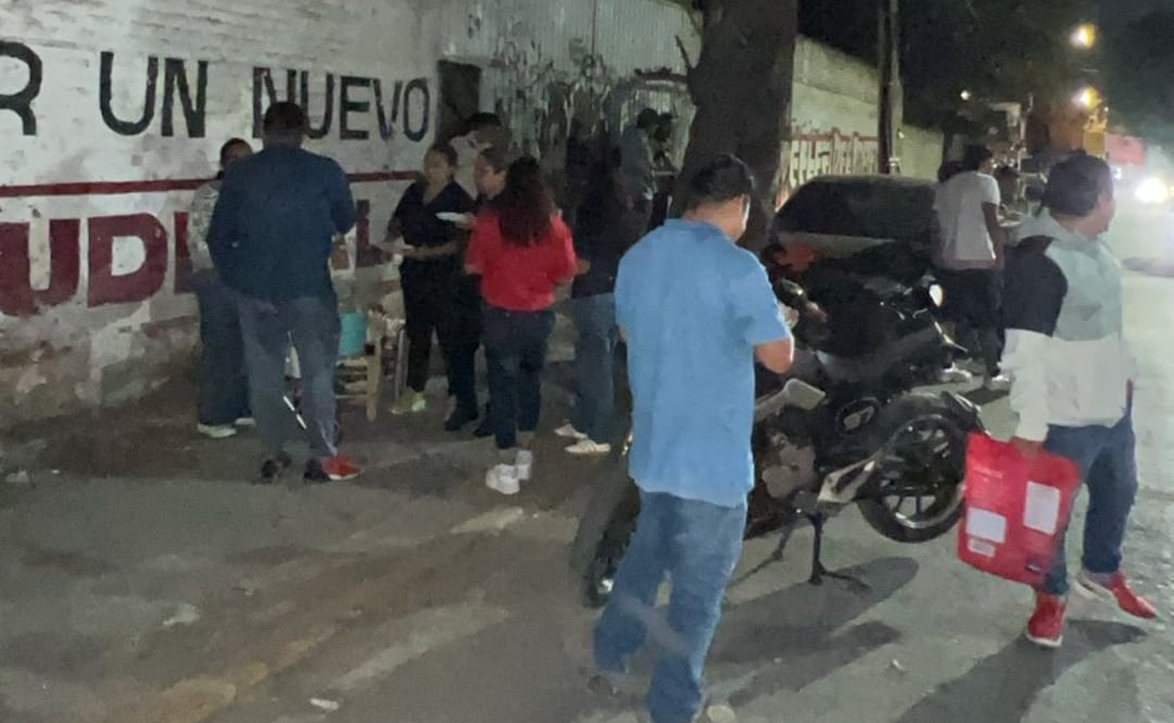 Habitantes de San Antonio Zomeyucan montaron una guardia permanente para evitar que la maquinaria pesada ingrese a su propiedad. Foto Especial