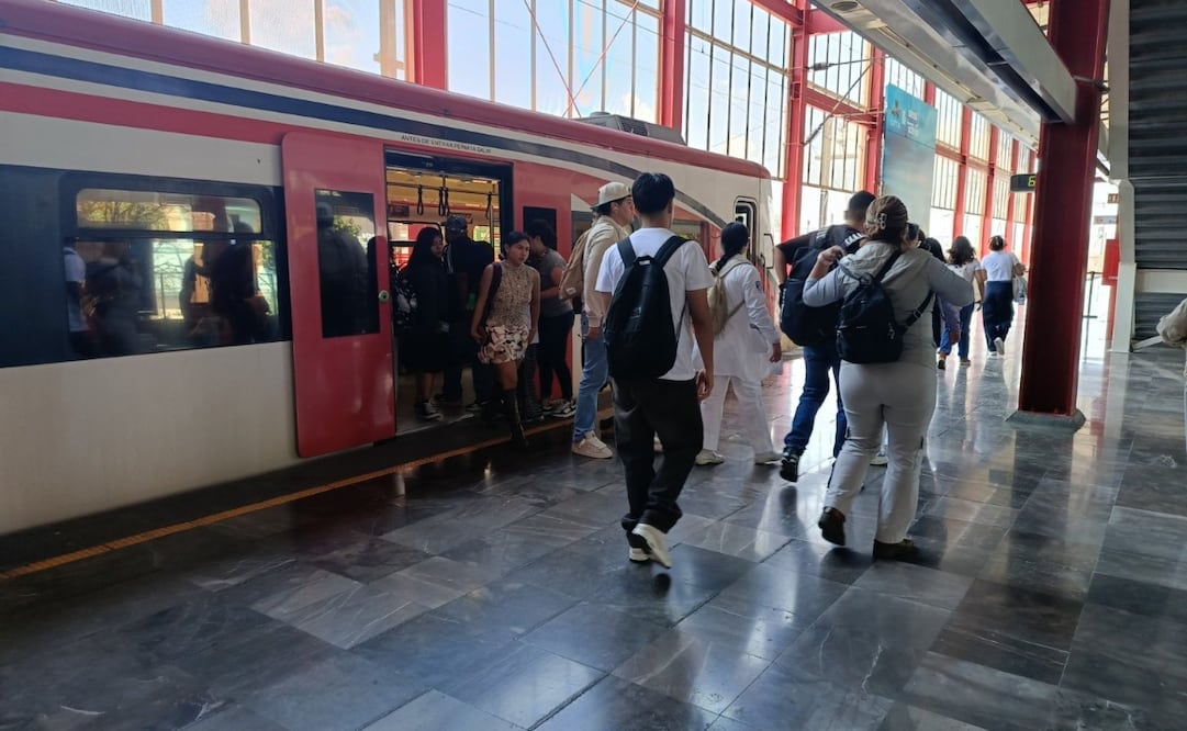 Para muchos usuarios, el aumento del tren se suma al reciente incremento en las tarifas de camiones y combis del Estado de México. Foto Especial