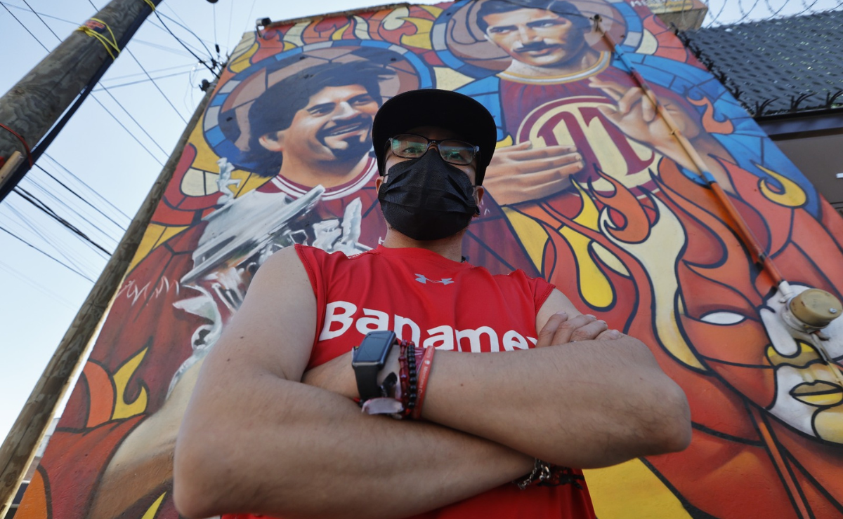 El artista urbano Tolbe plasmando su talento en las calles de la ciudad. Foto: Jorge Alvarado