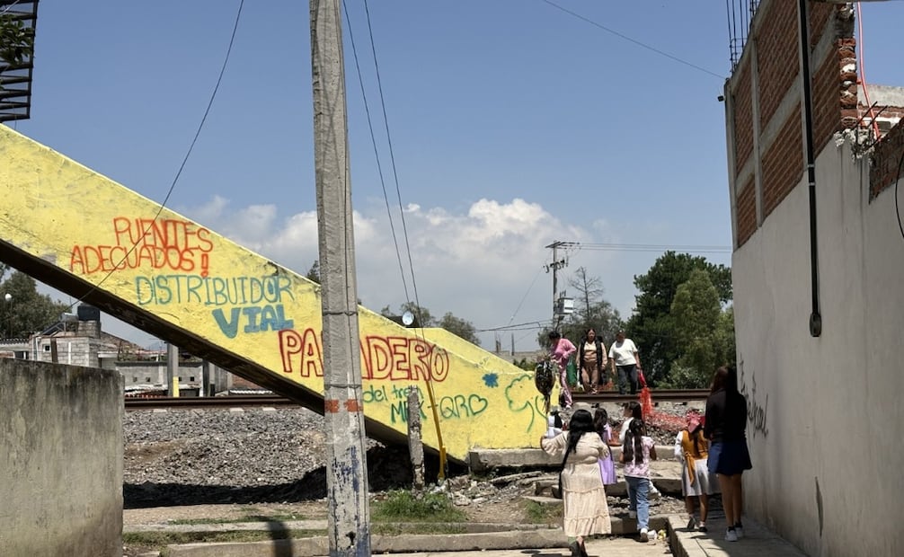 El puente inconcluso de Santa María Caliacac, pintado con consignas que exigen seguridad, se ha convertido en el símbolo de la resistencia vecinal ante el proyecto del Tren México-Querétaro. Foto Arturo Contreras / El Universal