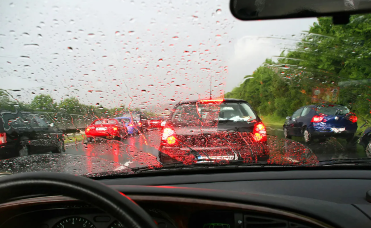 ¡Maneja con precaución! Consejos clave para conducir de manera segura en temporada de lluvias