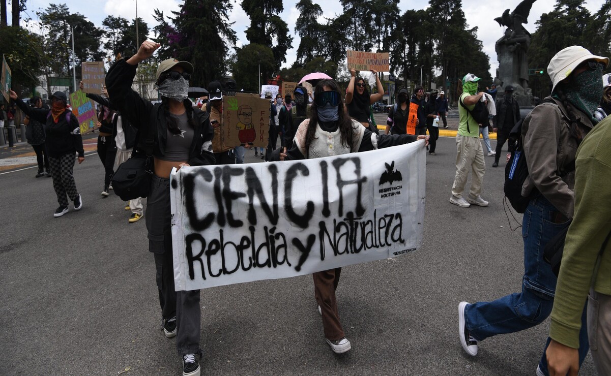 Al contingente también se unieron padres de familia / Foto Arturo Hernández