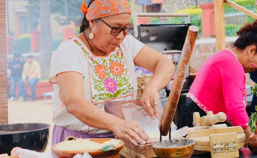 Cocineras tradicionales de los 32 estados de la República compartirán sus secretos culinarios en el corazón de Metepec. Foto Especial