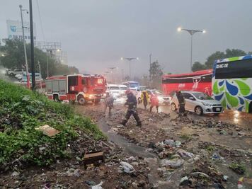 Deslave en Tlalnepantla: Cae lodo y tierra sobre la carretera tras fuerte lluvia