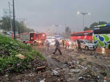 Deslave en Tlalnepantla: Cae lodo y tierra sobre la carretera tras fuerte lluvia