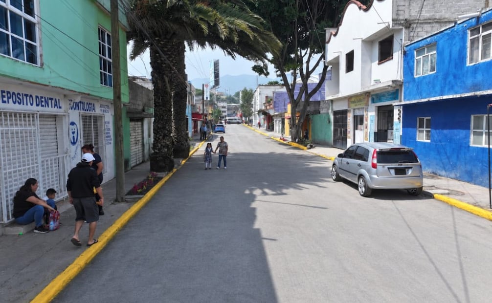 Vecinos de Santa María Tulpetlac recorrieron la vialidad tras concluir los trabajos de repavimentación. Foto especial