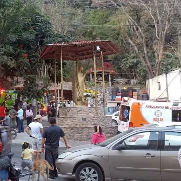 En el lugar mantienen los trabajos por parte de los bomberos y uniformados, se pide a los automovilistas buscar vías alternas. Foto: especial