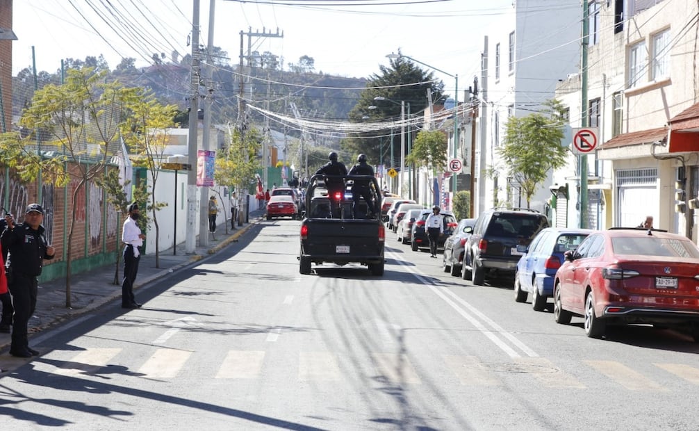 Elementos de Tránsito de Toluca supervisan el despeje de la Avenida Miguel Hidalgo para mejorar la fluidez vehicular. Foto Especial