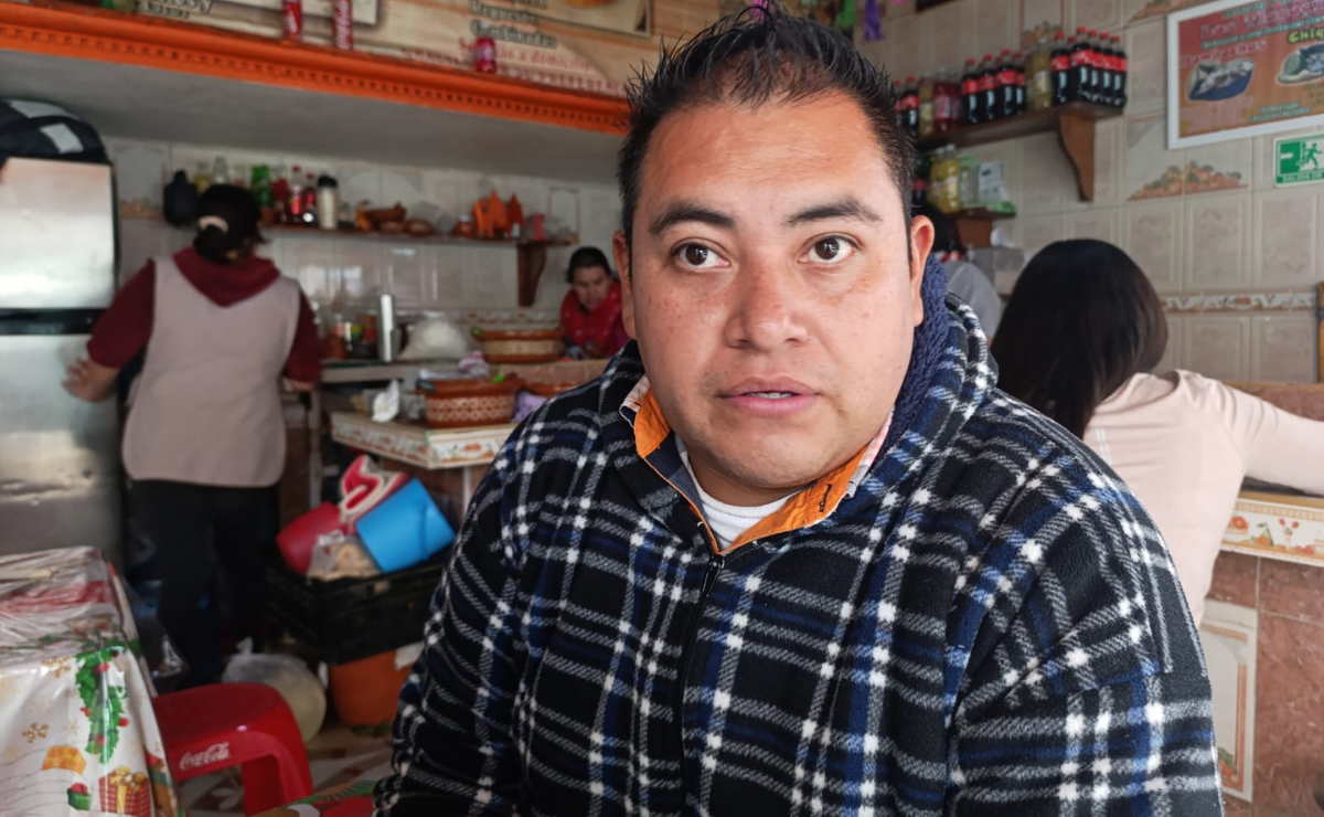 Emmanuel y su familia intercambian plantas a cambio de ropa y juguetes para las familias que esperan a sus pacientes en las inmediaciones del Hospital para el Niño Foto: Macrina Vázquez