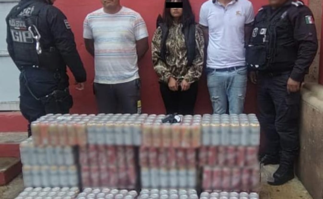 Los detenidos transportaban también dos paquetes de bebidas con alcohol y 18 paquetes más de cerveza. Foto. Especial