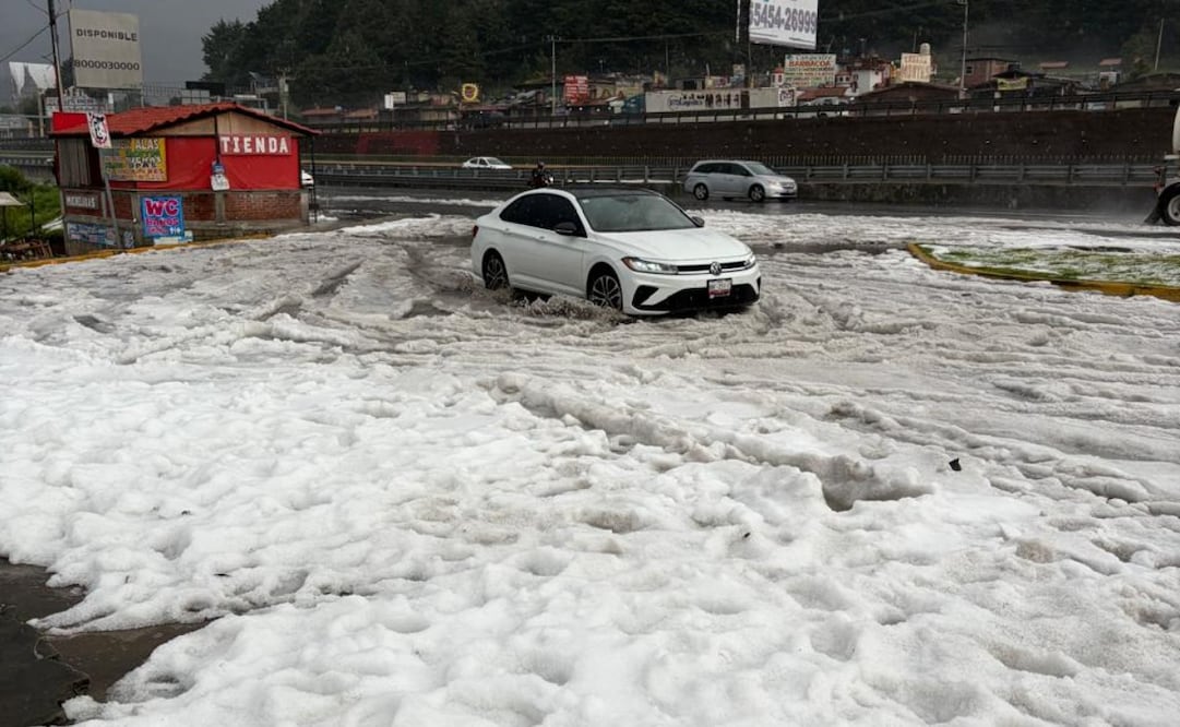 La carretera en la zona de La Marquesa quedó completamente cubierta de blanco tras la intensa granizada de este martes. Foto Especial