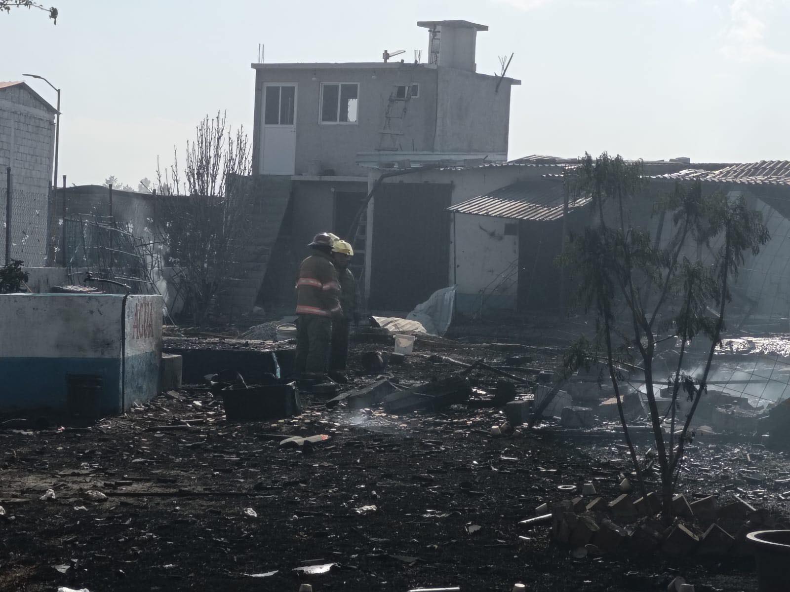 Unidades de Protección Civil municipal y estatal llegan al lugar para controlar el fuego. Foto Especial