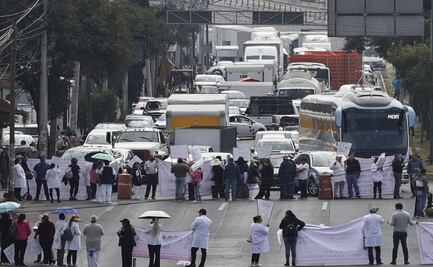 Médicos y enfermeras del ISEM protestaron en Toluca por desabasto y desarticulación de clínicas