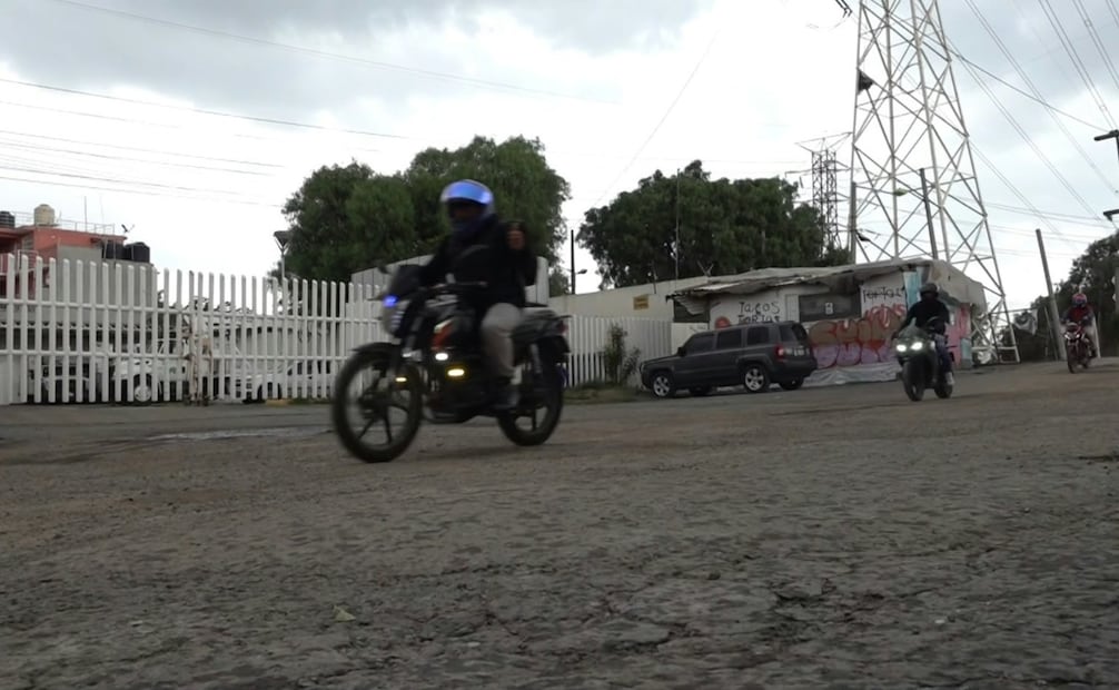 Empleados de la planta que se trasladan en motocicleta reconocieron la importancia de usar casco y respetar las normas de tránsito para regresar seguros a casa. Foto Especial