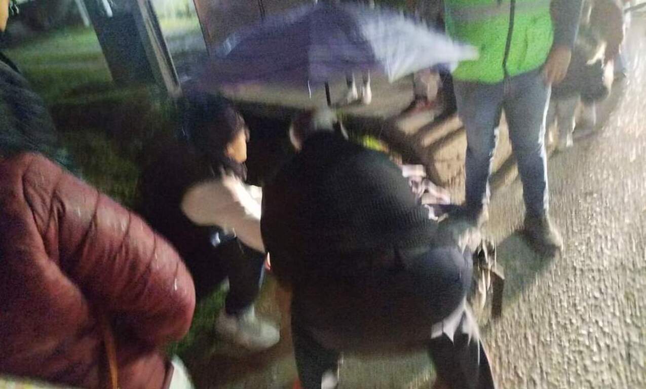 Personas auxiliaron al ciclista atropellado tras el bloqueo en la Vía José López Portillo. Foto Especial