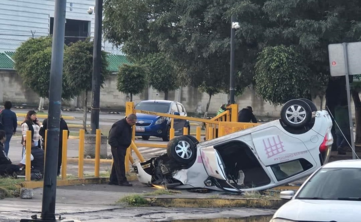 ¡Aparatoso accidente! Vuelca taxi en Tultitlán