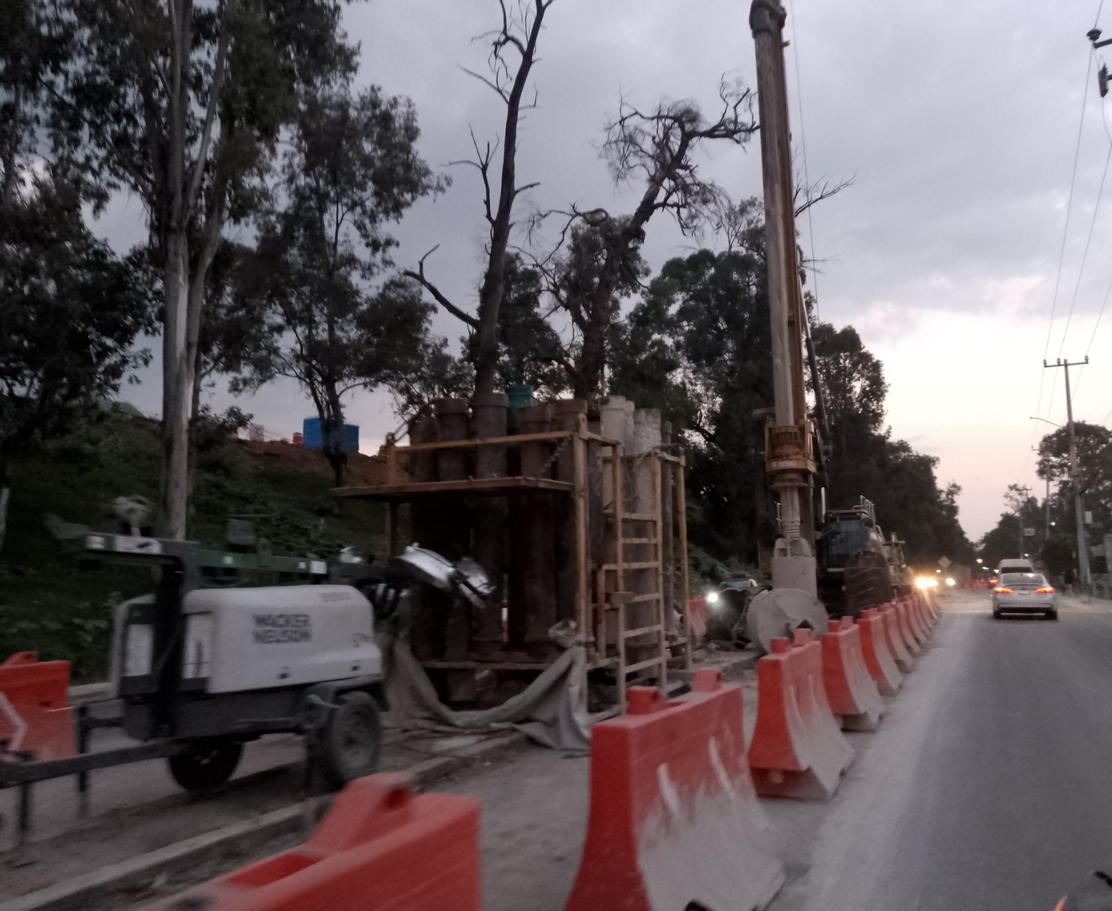 Los trabajos en el macrolibramiento continúan pese a las amenazas de los vecinos de la zona de bloquean la obra. Foto Rebeca Jiménez