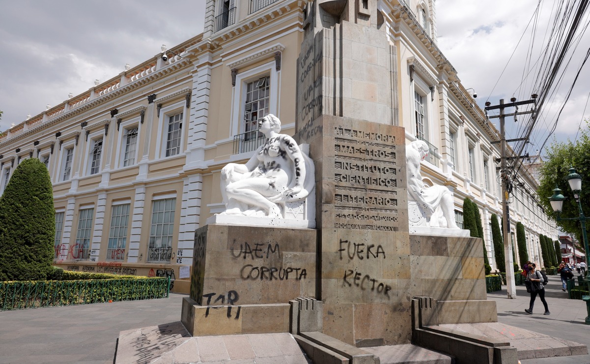 Tras la entrega de los pliegos petitorios, un contingente de los activistas permaneció a las puertas de la Rectoría para esperar la llegada del rector Carlos Eduardo Barrera / Foto: Arturo Hernández