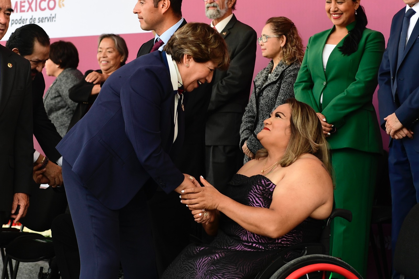 La paratleta Gloria Zarza Guadarrama recibió el reconocimiento por sus destacadas participaciones deportivas. Foto Especial