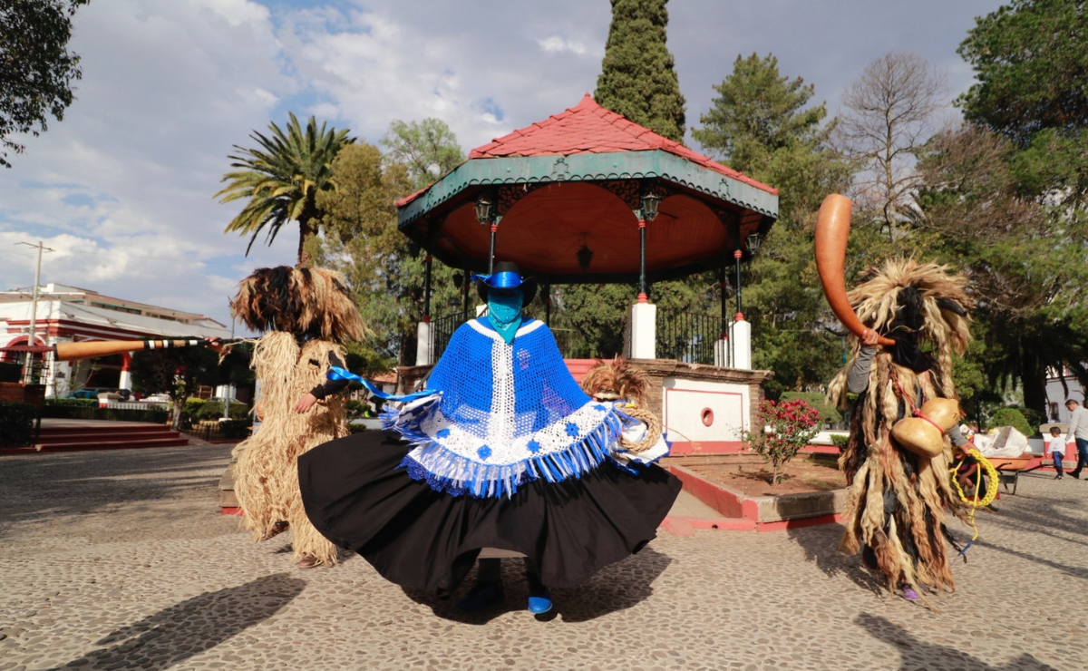 Coloridos trajes y máscaras adornan a los Xhitas durante su danza en Jilotepec. Foto: Especial