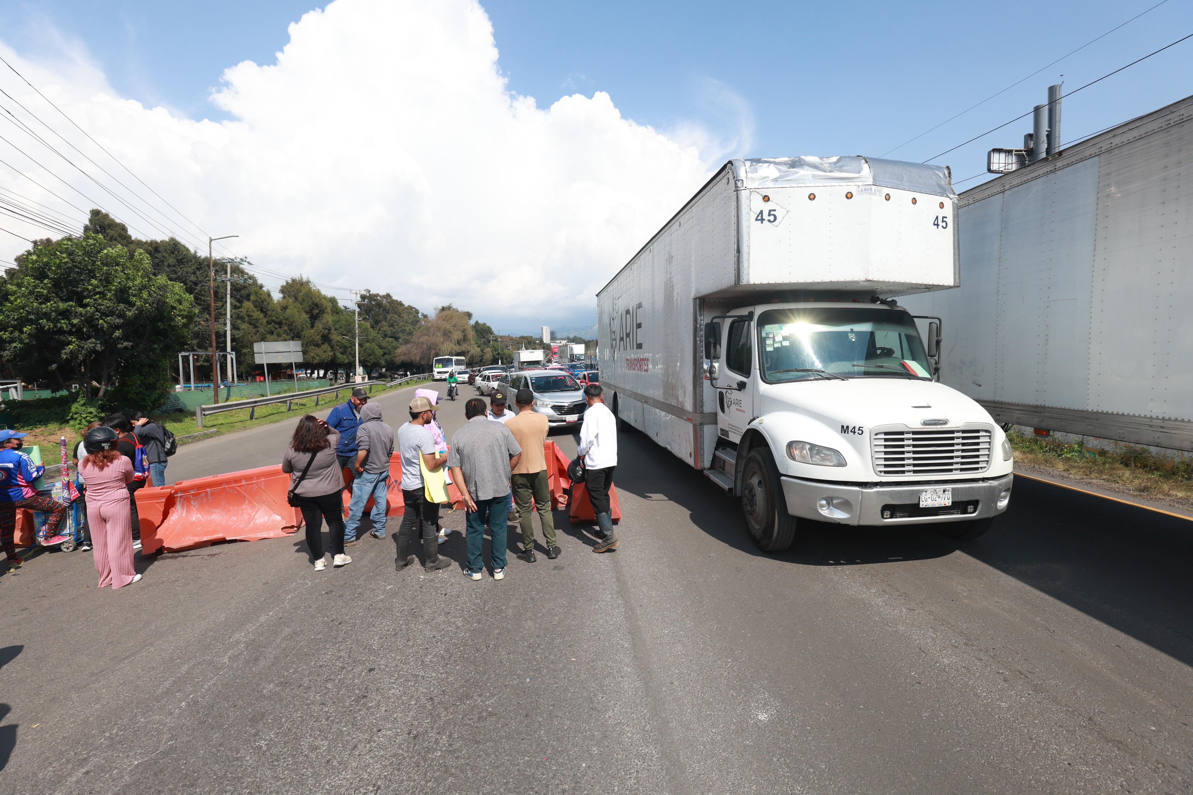 Tras 15 días anegados, vecinos demandan intervención de autoridades locales / Foto Alejandro Vargas EL UNIVERSAL