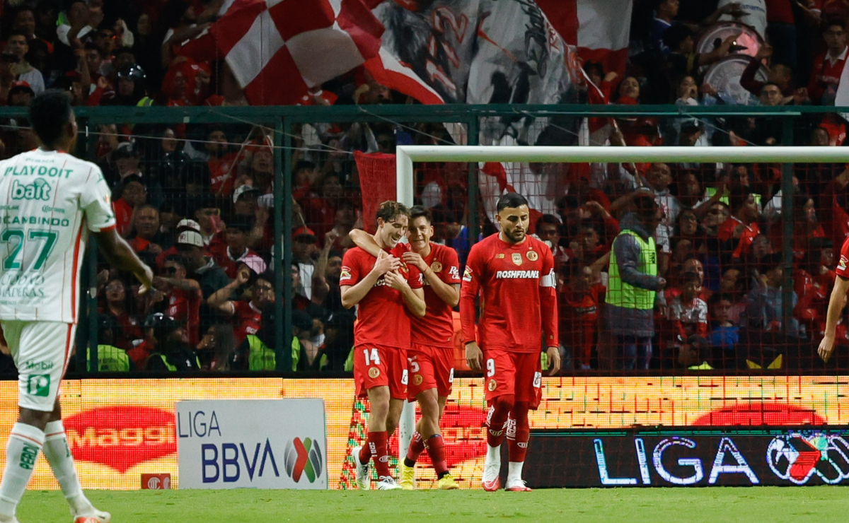 Celebración escarlata. Los anfitriones se llevan la victoria 3-1 en el arranque del Apertura 2025. Foto: Arturo Hernández