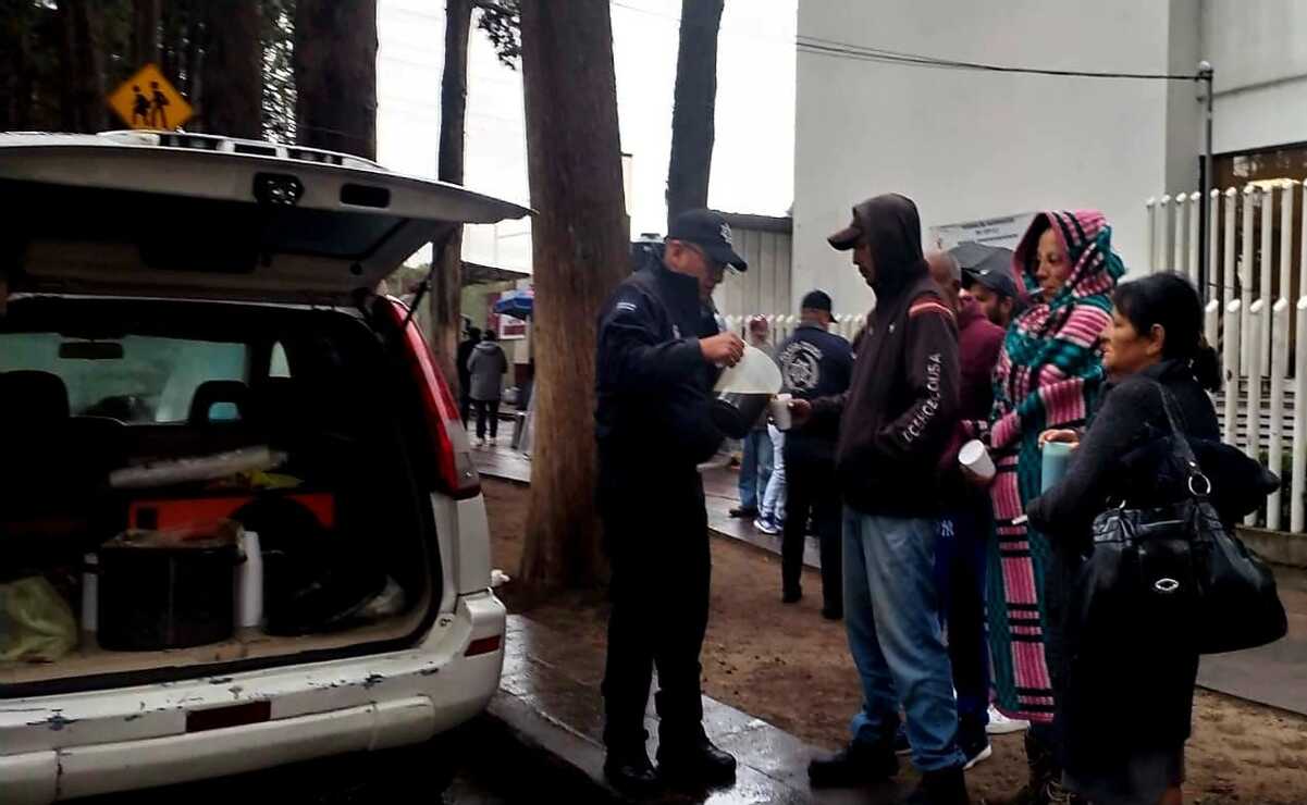 Policías de Toluca llevaron alimentos calientes a diversos hospitales / Foto Especial