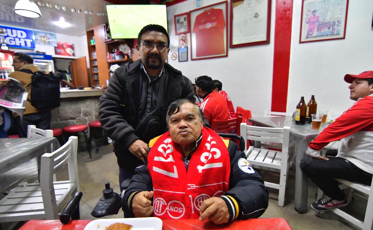 Los seguidores escarlatas se hicieron presentes desde temprano para apoyar a su equipo favorito Foto: Arturo Hernández