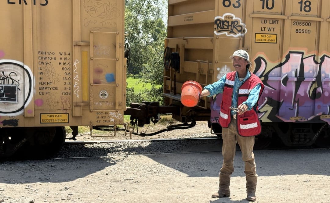 Cada día, Raúl de 54 años avisa a los conductores cuándo ya no pueden pasar, ante la falta de señalización con semáforo y pluma Foto. Arturo Contreras. El Universal
