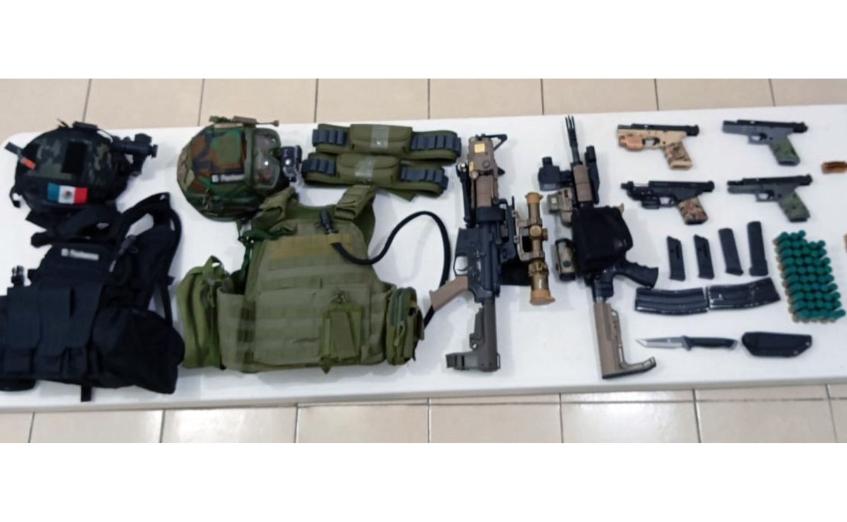 Así fue la detención de un sujeto armado en Atlacomulco, Estado de México. Se le encontraron múltiples armas y documentos de inteligencia. Foto: Especial