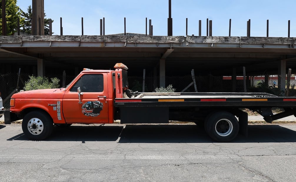 Mientras el banderazo oficial es de 798 pesos, transportistas del oriente pagan hasta 8 mil pesos por arrastres básicos. Foto Alejandro Vargas / El Universal
