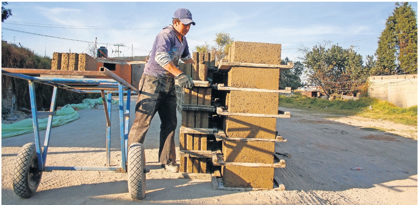 La producción de ladrillos en Ocotitlán es un legado familiar que se transmite de padres a hijos. Foto Arturo Hernández