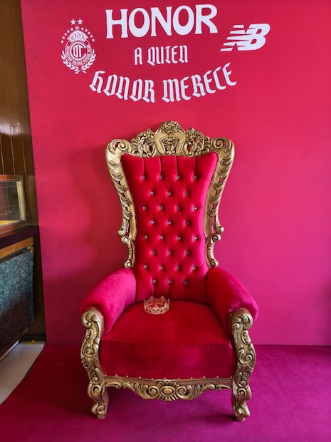 Los visitantes al negocio podrán tomarse fotografías en un “trono” diseñado para celebrar la grandeza escarlata. Foto. Roberto Guerrero. Foto. Roberto Guerrero. El Universal