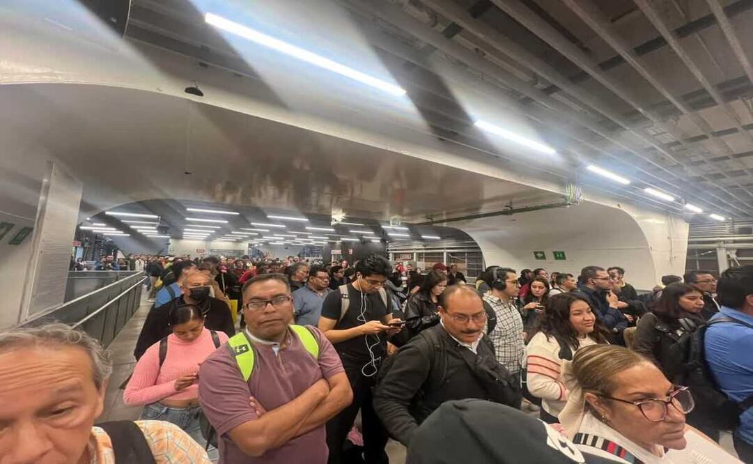 Usuarios en la estación Santa Fe esperaron más de 40 minutos. Foto: Especial