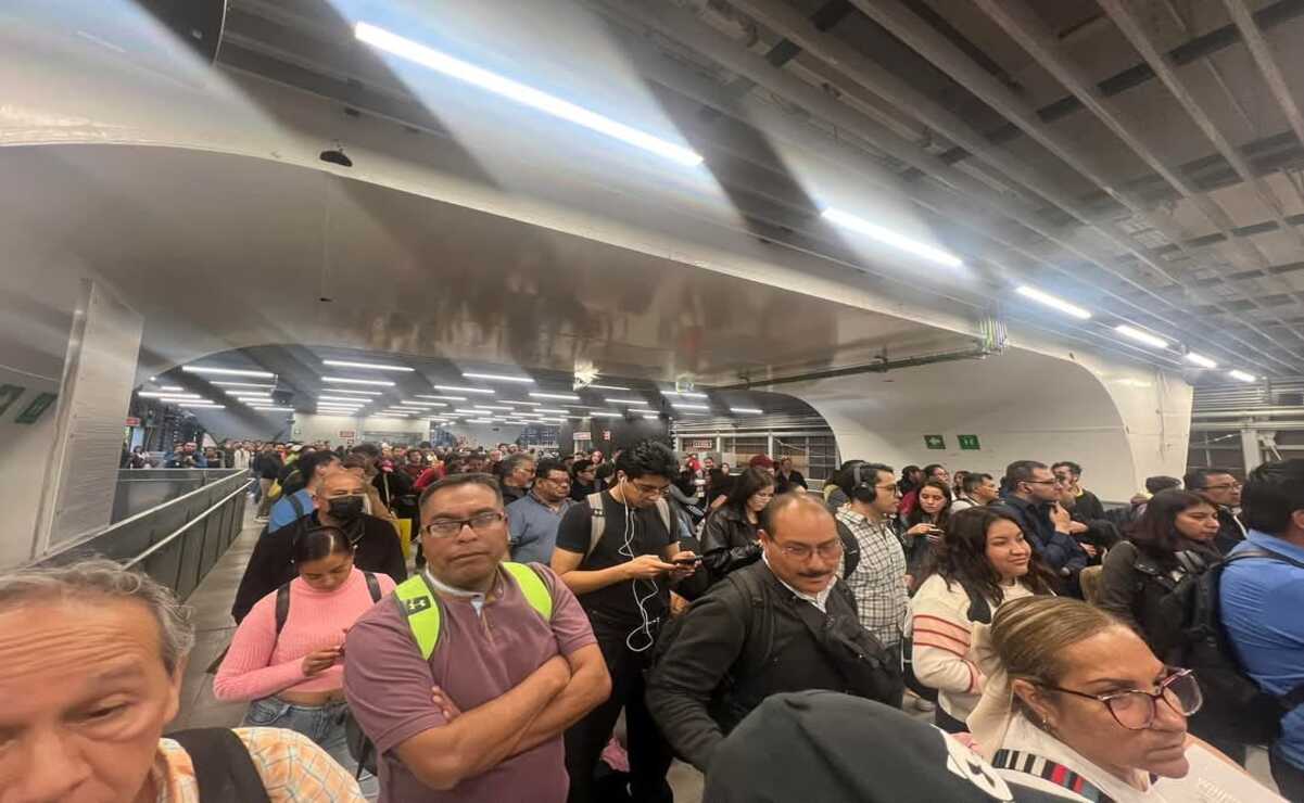 Usuarios en la estación Santa Fe esperaron más de 40 minutos. Foto: Especial