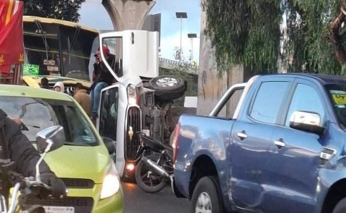 Volcadura en la México-Querétaro: camioneta fue impactada por autobús