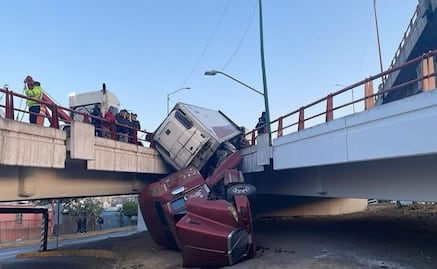 Video: conductor pierde el control y tráiler cae desde puente en avenida de Tlalnepantla