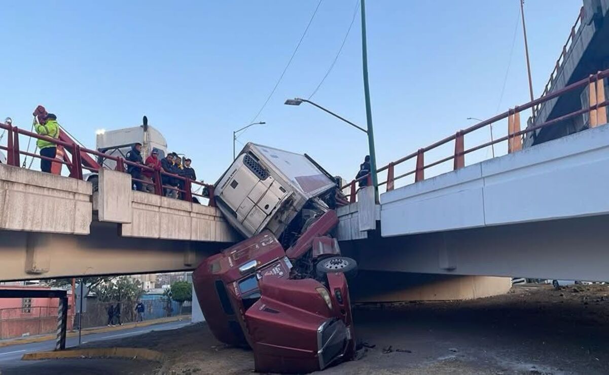 Video: conductor pierde el control y tráiler cae desde puente en avenida de Tlalnepantla