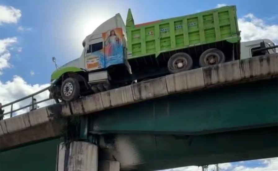 Tráiler estuvo a punto de caer de puente vehicular en Cuautitlán