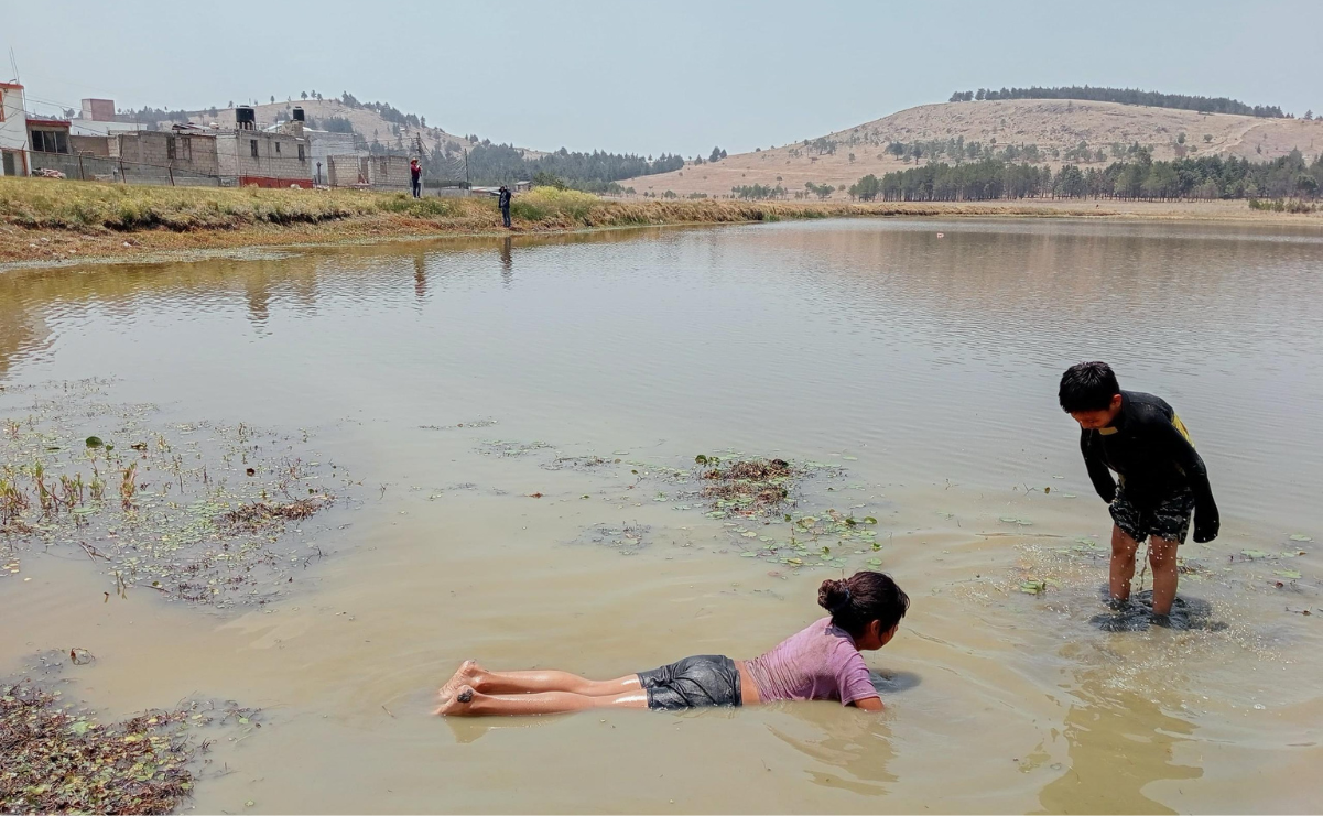 La simple alegría de nadar en la laguna del Sierra Morelos, capturada en la sonrisa de estos niños, es descrita por su padre como "vida". Foto: Arturo Hernández