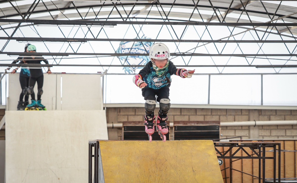 Óscar fusiona su experiencia en baile y patinaje para enseñar a niños y jóvenes, demostrando que la pasión no tiene límites de edad. Foto: Alejandro Vargad
