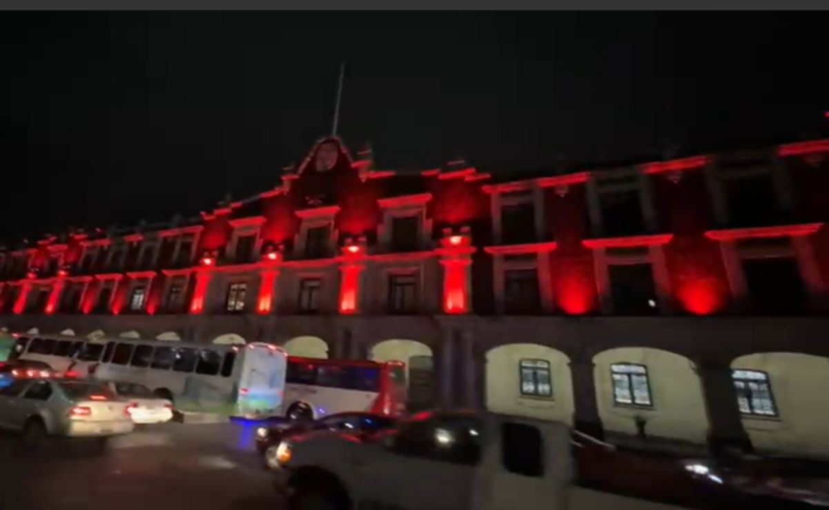 El Palacio de Gobierno del Edomex se tiñe de rojo en apoyo al Club Toluca, de cara a la gran final de la Liga MX