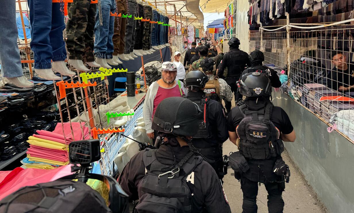 Cinco personas fueron detenidas por robo a transeúntes en el Mercado Palmillas, Toluca, tras un operativo conjunto. Foto Especial