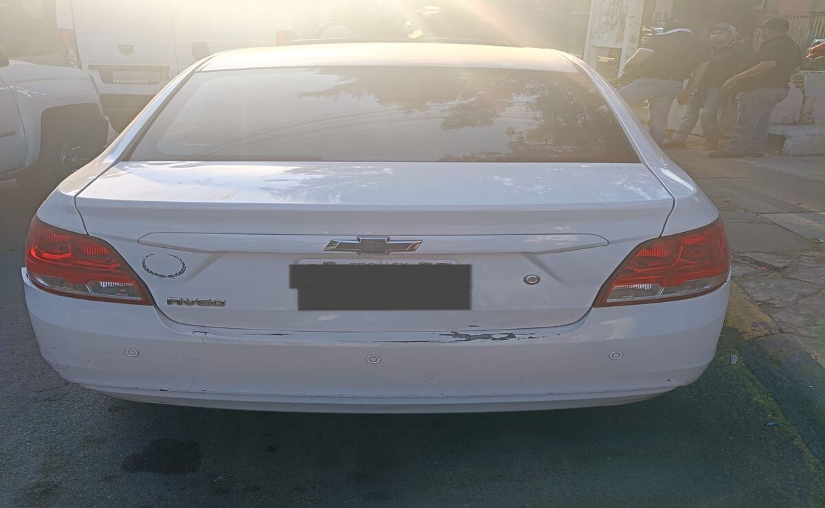 La Comisaría General de Seguridad Pública de Cuautitlán Izcalli ubicó un automóvil Chevrolet Aveo de color blando que habría estado el día del homicidio del líder sindical. Foto: Especial