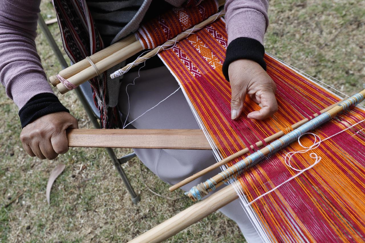 Visitemos Xonacatlán y conozcamos de cerca el trabajo de artesanas como Reyna Rayón, quienes con sus manos crean verdaderas obras de arte. Foto Jorge Alvarado