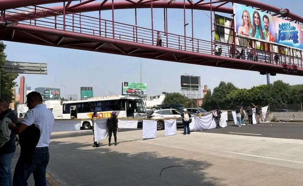 Se registraron conatos de bronca y confrontaciones entre automovilistas varados y los manifestantes que exigen respuestas a las autoridades. Foto Gisela González / El Universal